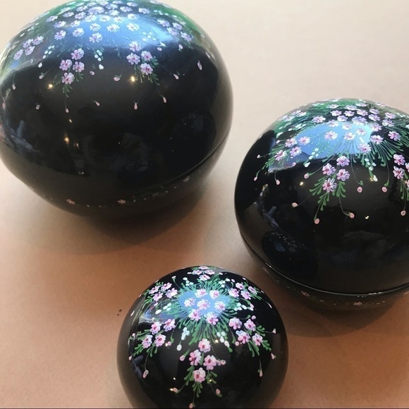 Vintage Black lacquer Nesting Boxes, Hand Painted, Set of Three - Picture 5 of 12
